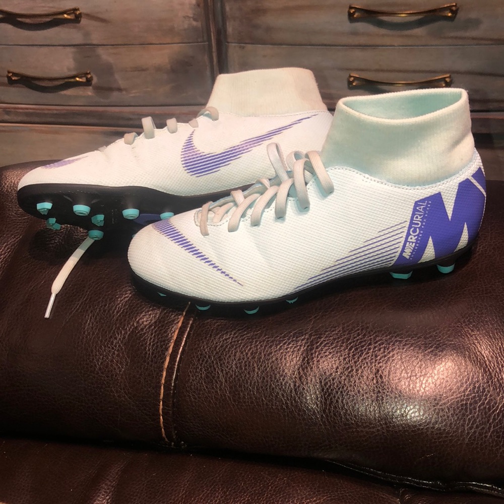 Nike ladies 7.5 soccer cleats